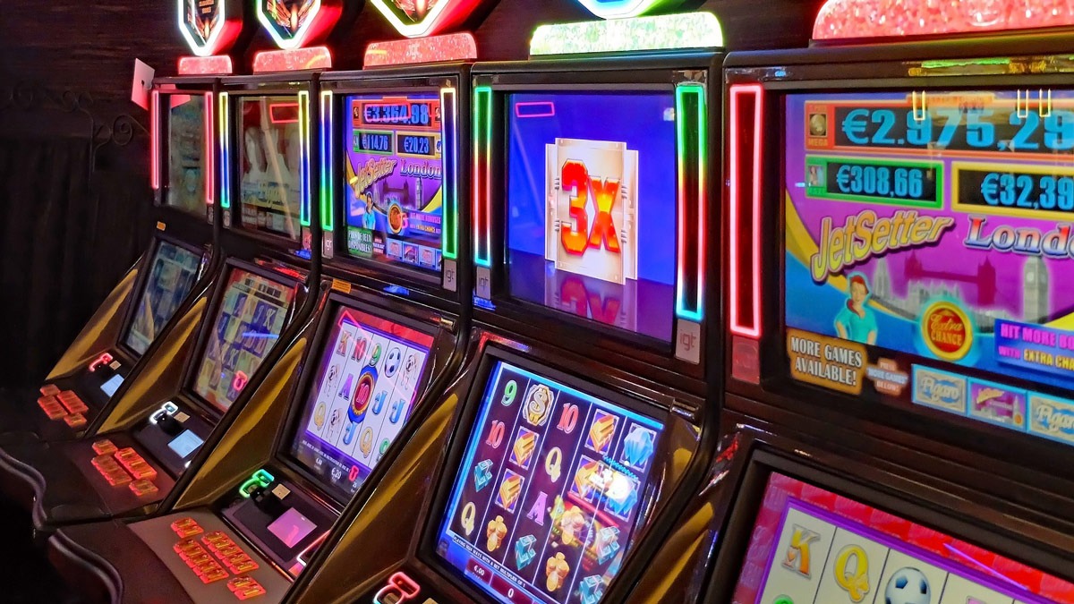 Top 5 Ways Your Establishment Can Benefit from Slot Machines - Universal  Gaming Group
